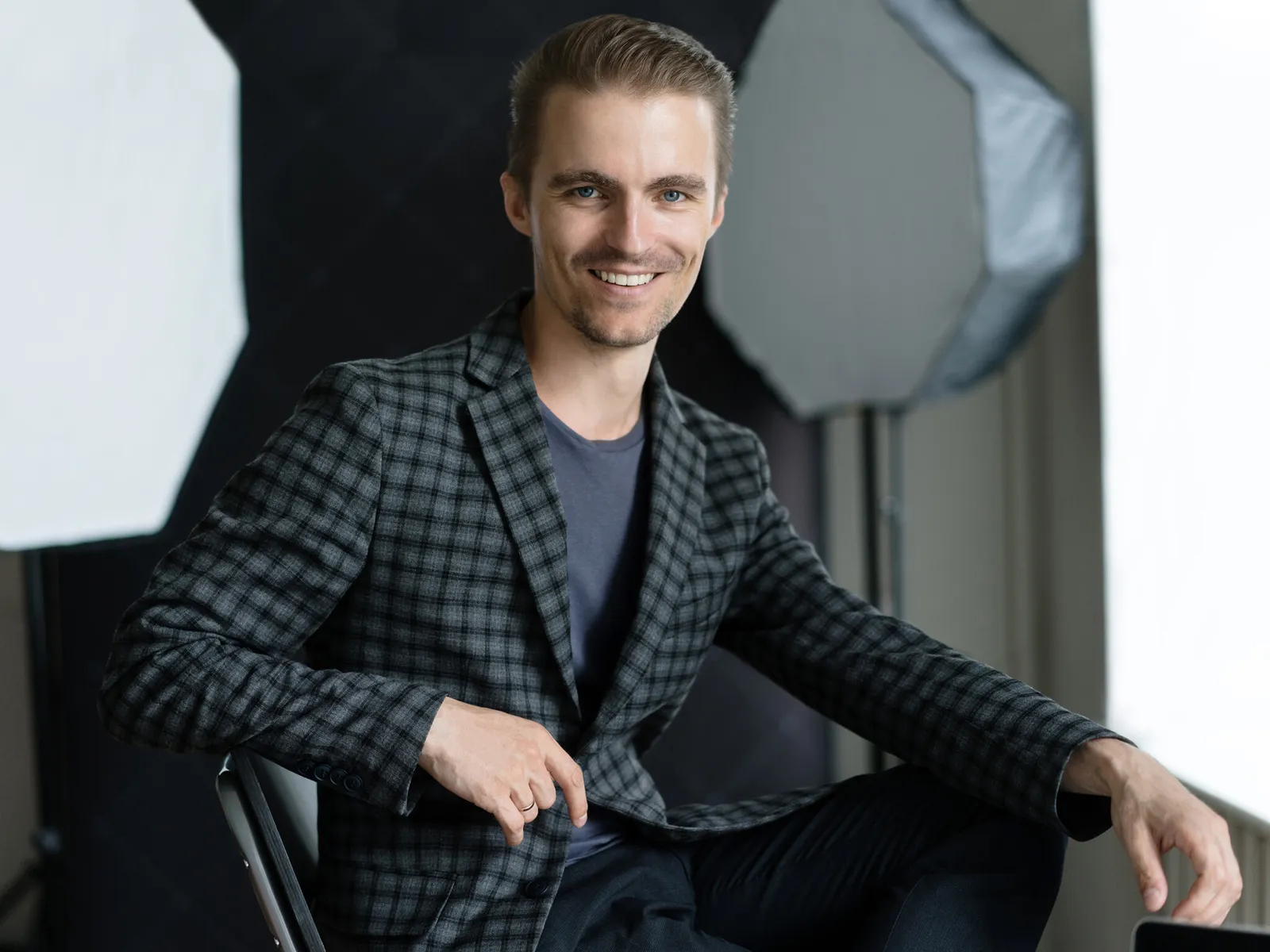 Anton Welt, fondatore di Fontana, in uno studio fotografico