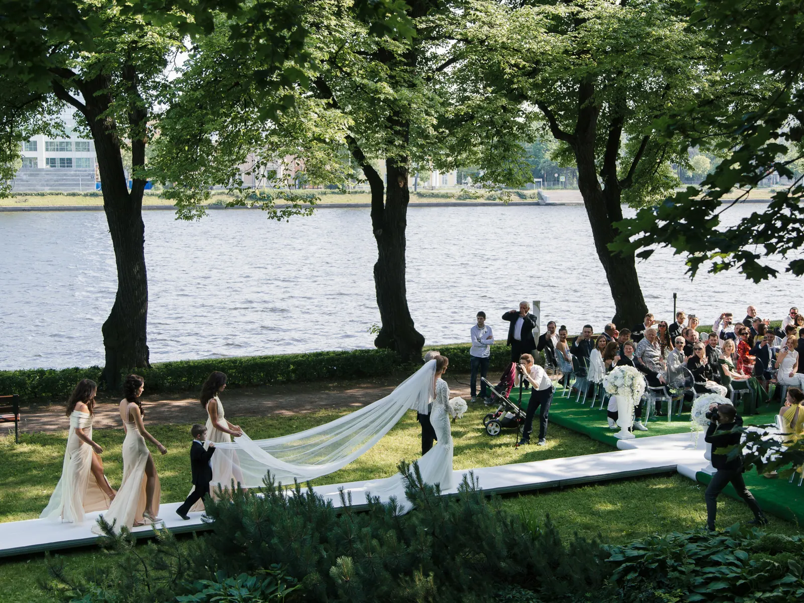 Beautiful ceremony in a park, photo 8