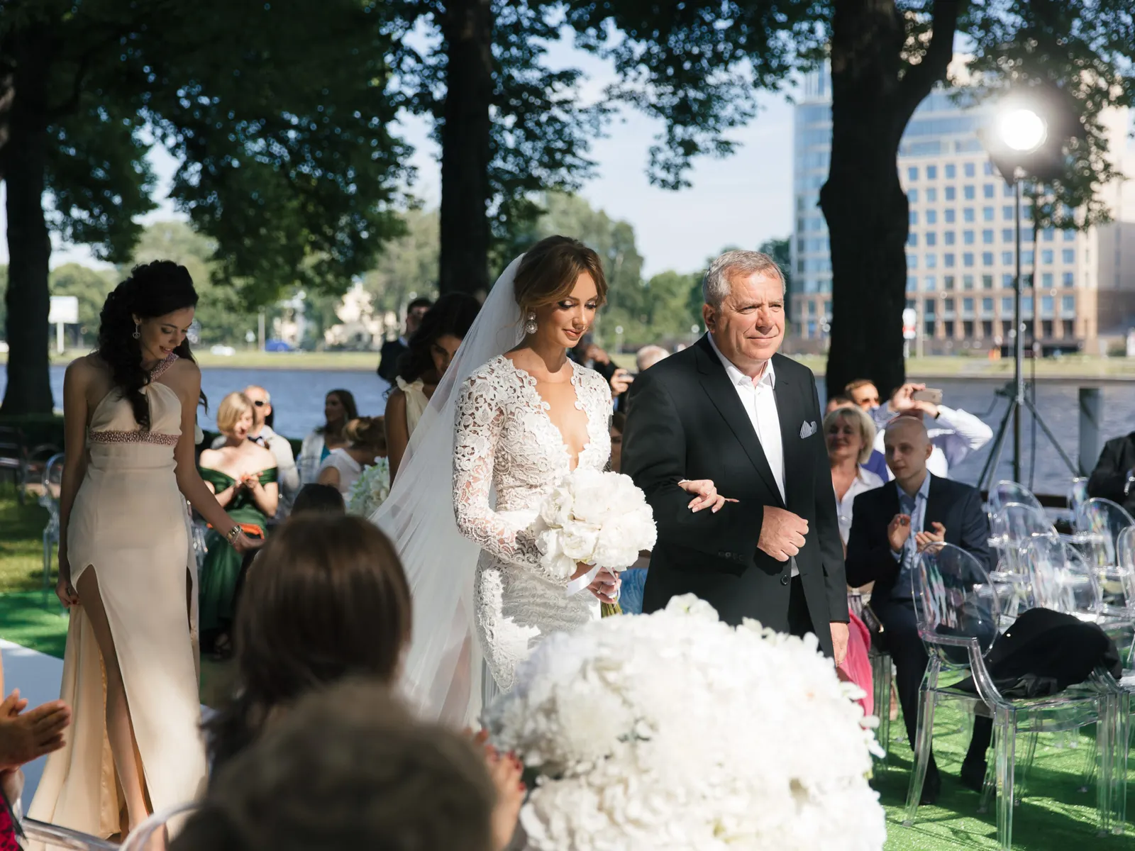 Beautiful ceremony in a park, photo 9