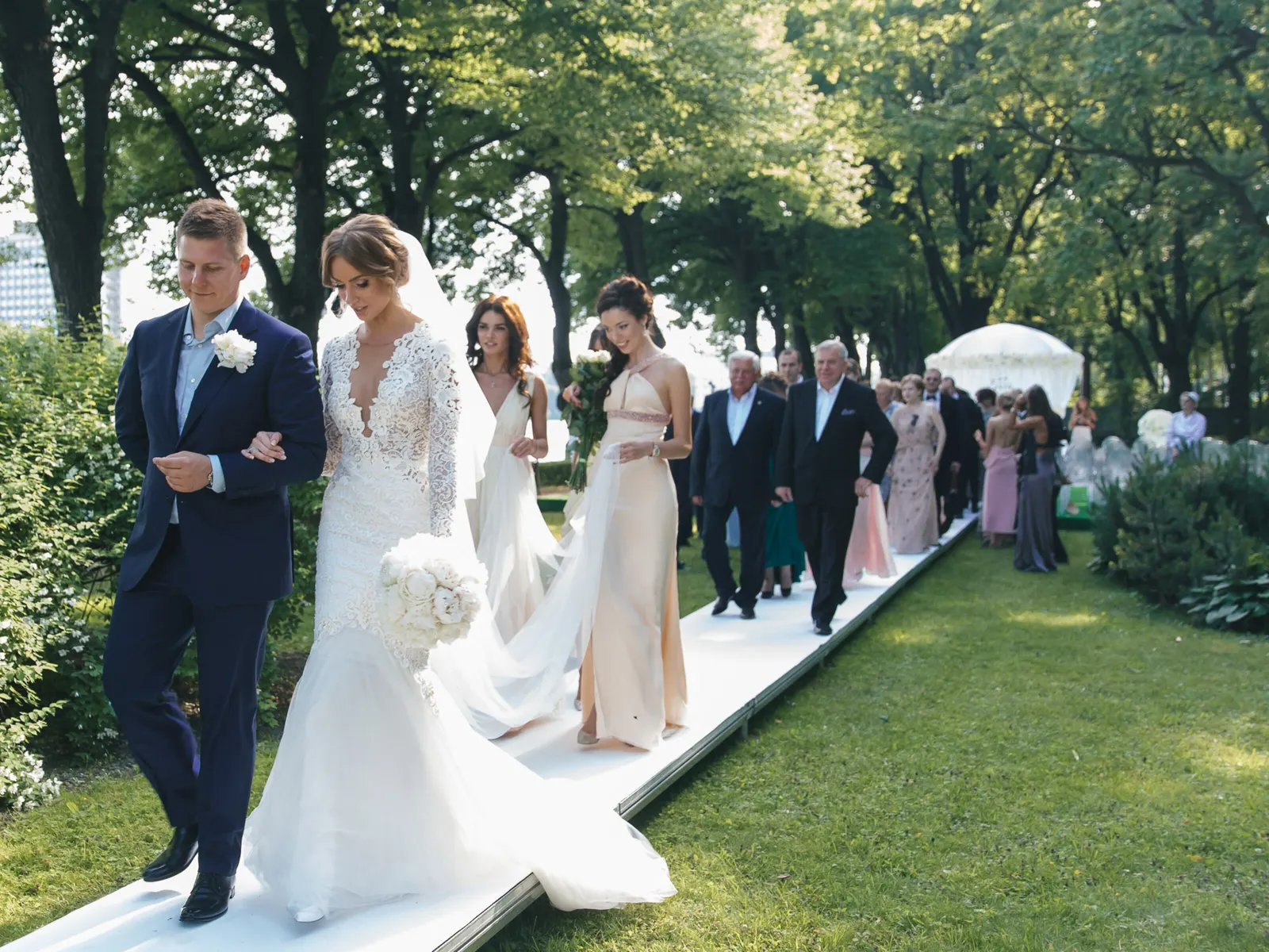 Beautiful ceremony in a park, photo 13